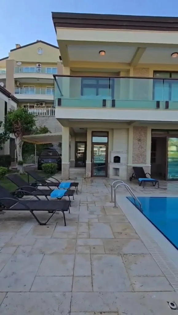 Villa 3+1 Miete — Goldcity Alanya — pool loungers