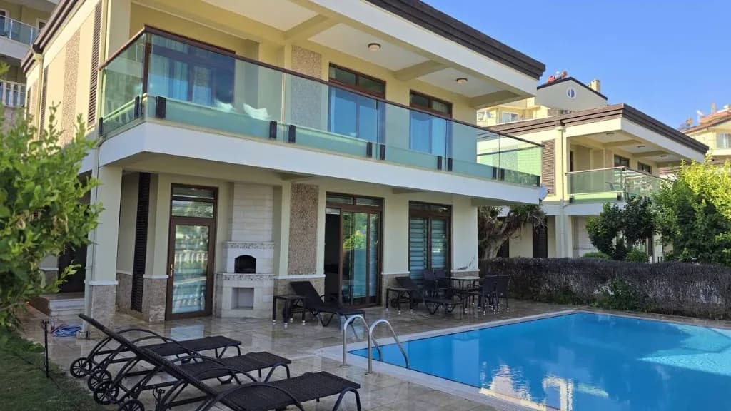 Villa 3+1 Miete — Goldcity Alanya — pool bbq