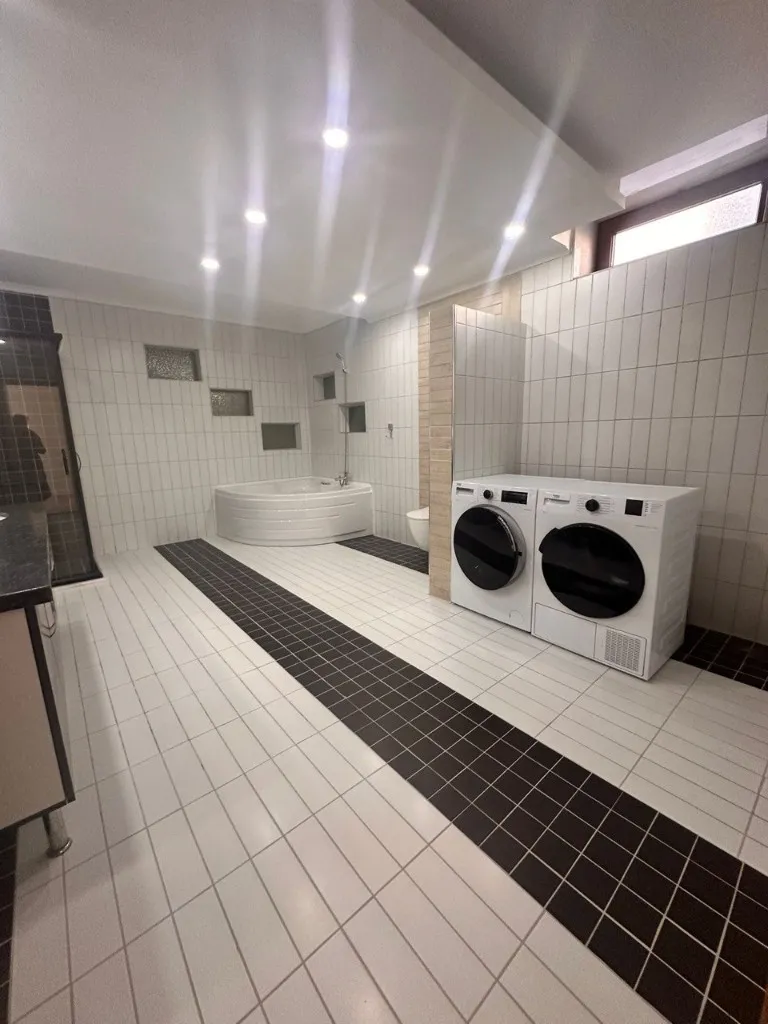 Villa 3+2 — 3 Bedrooms & 2 Studios — bathroom jacuzzi