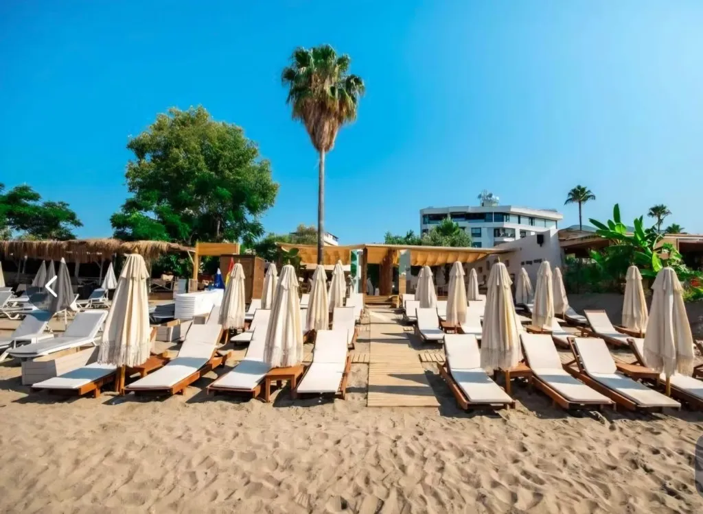 DE'MANOR Boutique Hotel — Alanya Center — beach loungers